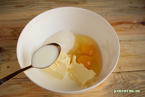 Простой песочный пирог со сливами и сахарной крошкой - рецепт с фото, шаг 1