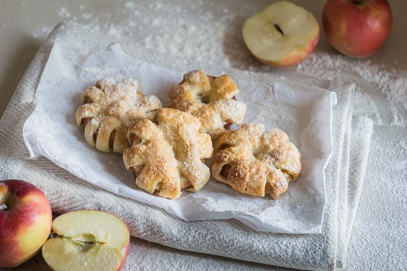Рецепт яблок в слоеном тесте
